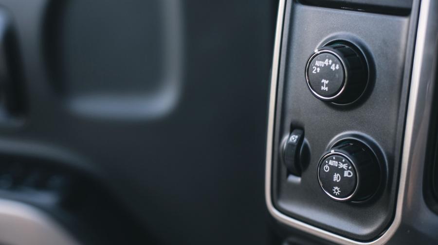 Детали интерьера Chevrolet Silverado 1500 Redline Crew Cab 2017 года  (фото 22 из 26)
